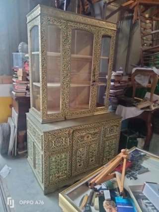 Mueble vitrina madera y cristal decorado
