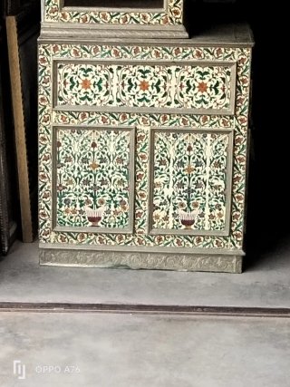 Mueble vitrina madera y cristal decorado