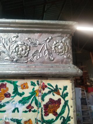 Mueble vitrina madera y cristal decorado