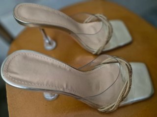 Sandalias de tacón transparentes doradas