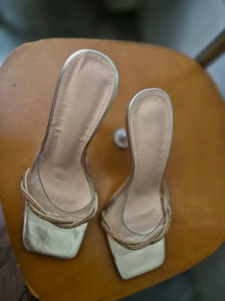Sandalias de tacón transparentes doradas