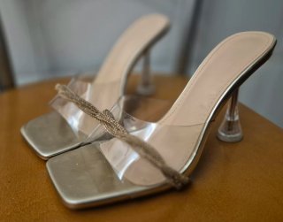 Sandalias de tacón transparentes doradas