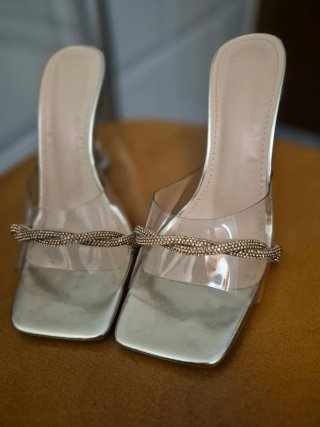 Sandalias de tacón transparentes doradas