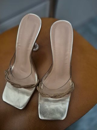 Sandalias de tacón transparentes doradas