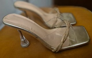 Sandalias de tacón transparentes doradas