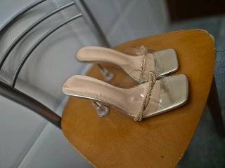 Sandalias de tacón transparentes doradas