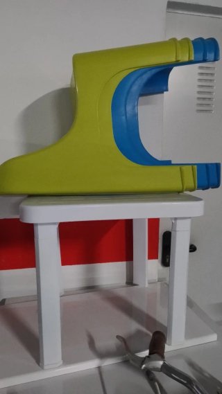 Mesa y 3 sillitas para niños