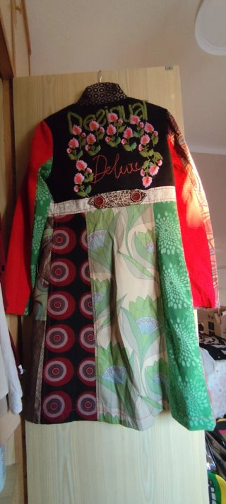 Abrigo desigual multicolor. Talla M