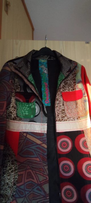 Abrigo desigual multicolor. Talla M