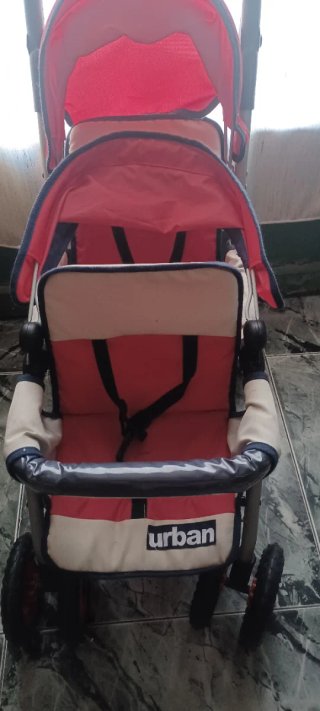 Carrito gemelar Urban para muñecas.