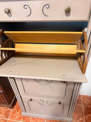 Zapatero de madera beige