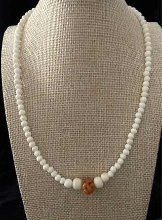 Collares de hueso beige y blanco