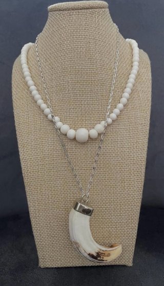 Collares de hueso beige y blanco