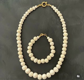 Collares de hueso beige y blanco