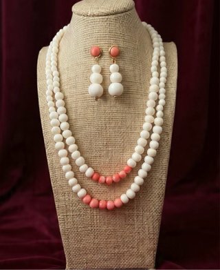 Collares de hueso beige y blanco