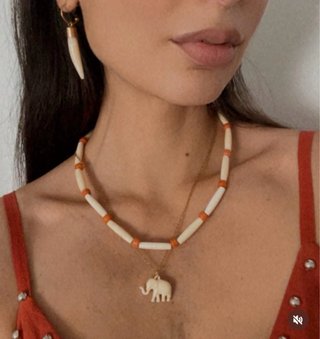 Collares de hueso beige y blanco