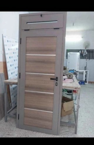 Puerta de aluminio blanca .  Número : 617531251