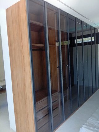 Puerta de aluminio blanca .  Número : 617531251