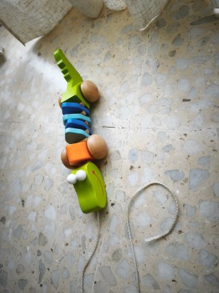Juguete Cocodrilo de Madera con Ruedas