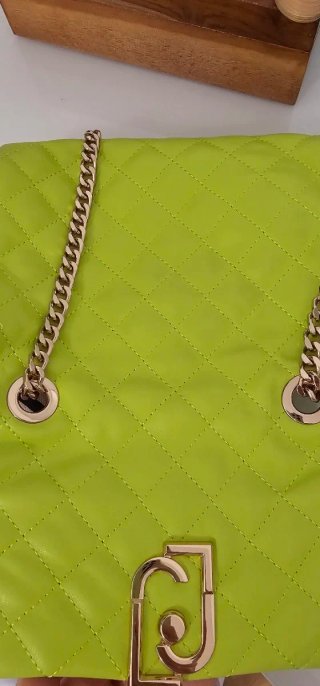 Borsa Liu Jo trapuntata verde con logo oro