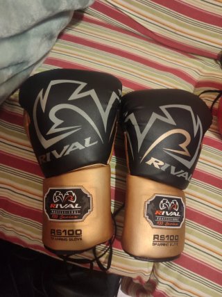 Guantes Boxeo Rival RS100 Profesional Oro/Negro