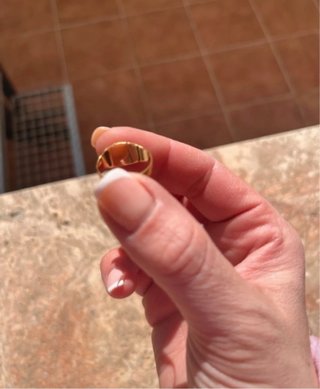 Sello oro con espinela roja