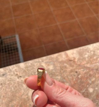 Sello oro con espinela roja