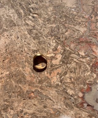 Sello oro con espinela roja