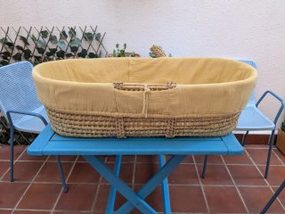 Capazo de mimbre con funda amarilla