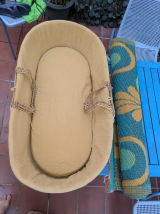 Capazo de mimbre con funda amarilla
