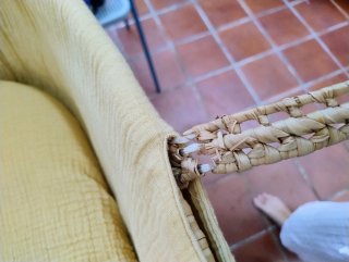 Capazo de mimbre con funda amarilla