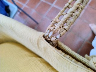 Capazo de mimbre con funda amarilla
