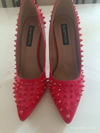 Zapatos de tacón rojos con tachuelas Quanticlo