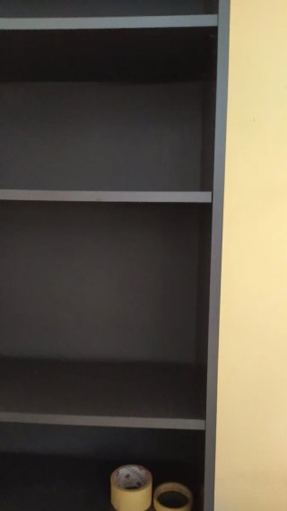 Estantería gris de madera y plástico