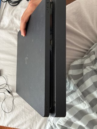 PS4 Slim Negra + 2 Mandos + Juegos+cargador.