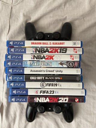 PS4 Slim Negra + 2 Mandos + Juegos+cargador.