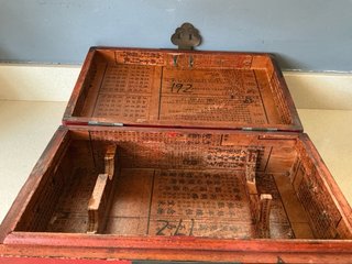 Caja Decorativa Roja y Dorada