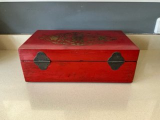 Caja Decorativa Roja y Dorada