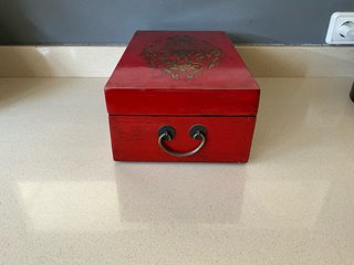 Caja Decorativa Roja y Dorada