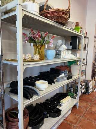 Estanterías metálicas y mimbre