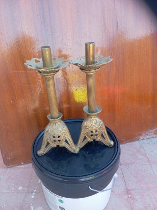 Candelabros de metal dorados