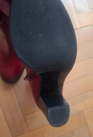 Botines rojos.