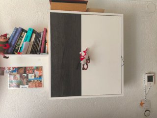 Mueble de salón blanco y negro