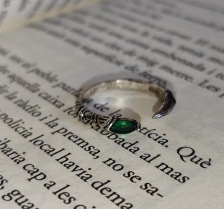 Anillo ajustable con piedra verde