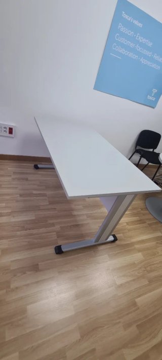 Mesa de oficina gris y blanca