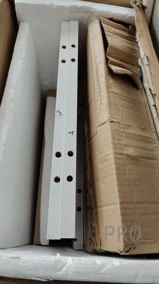 Zapatero con puertas de madera blanca
