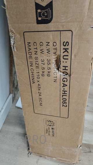 Zapatero con puertas de madera blanca