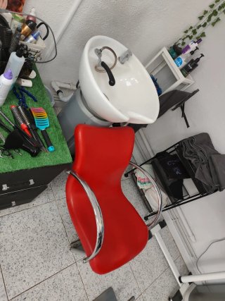 Lavacabezas,barbería , peluquería(urge)