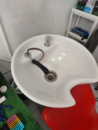 Lavacabezas,barbería , peluquería(urge)