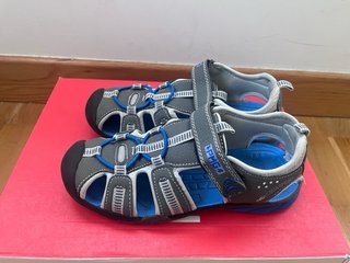 Sandalias cerradas Primigi, talla 34